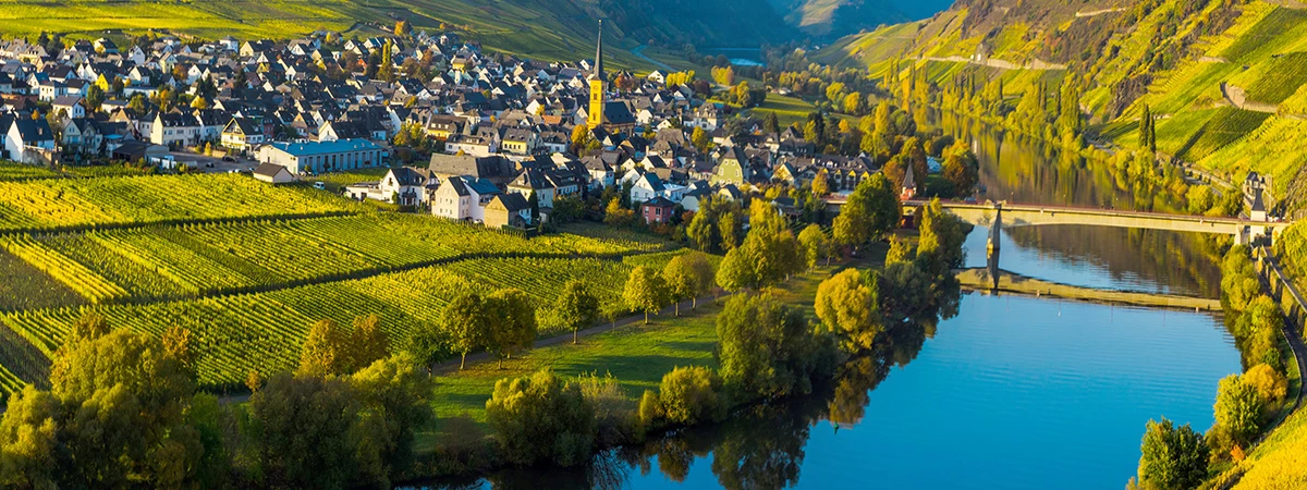 Goldenes Licht fließt auf das Moseltal und seinen Weinbergen und Dörfer ©