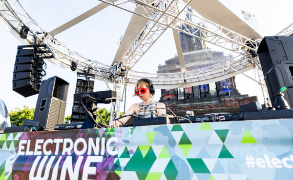 DJane plays at Electronic Wine at the Deutsches Eck in Koblenz © Koblenz-Touristik GmbH, Janko.Media
