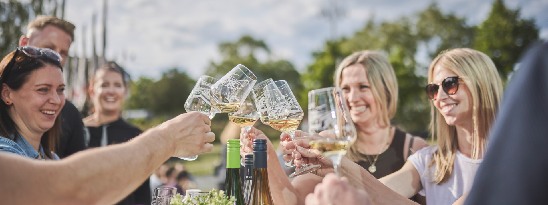 Freundesgruppe st&ouml;&szlig;t an &copy; Picture Colada