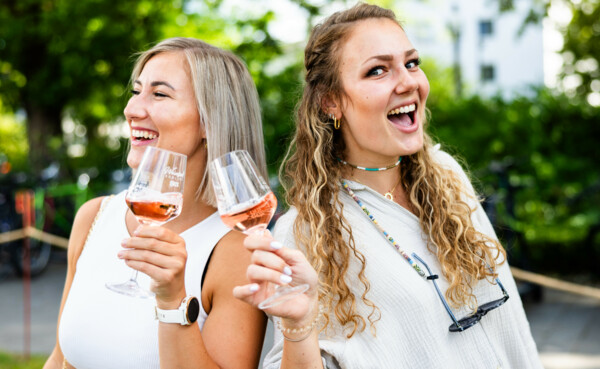 Personen mit Weinglas in der Hand © Koblenz-Touristik / Kai Myller