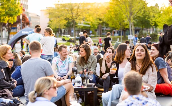 Personen mit Weingl&auml;sern in der Hand auf der Weinfestival-Veranstaltung Blaue Stunde - PopUp Weinbar vor der Rhein-Mosel-Halle Koblenz  &copy; Koblenz-Touristik GmbH, Kai Myller