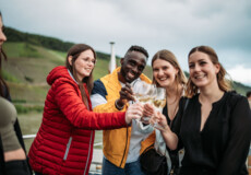 Personen die mit Weingl&auml;sern ansto&szlig;en auf der Veranstaltung "Wein on the Water" im Rahmen des Weinfestival Koblenz. &copy; Koblenz-Toursitik GmbH, Janko.Media 