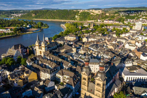 Luftaufnahme der Koblenzer Altstadt mit Liebfrauenkirche, Florinskirche, Altem Kauf- & Danzhaus, Basilika St. Kastor, Festung Ehrenbreitstein, Mosel, Rhein und Deutschem Eck &copy; Koblenz-Touristik GmbH, Dominik Ketz