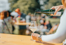 Eine Frau schenkt Wein in ein Weinglas ein. &copy; Koblenz-Touristik, Janko.Media